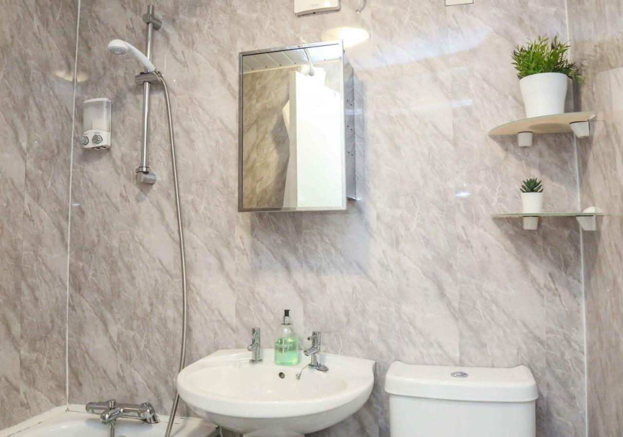 Perfect Central City Location - Parking - 3 Beds - 2 Bedrooms Белфаст Екстер'єр фото