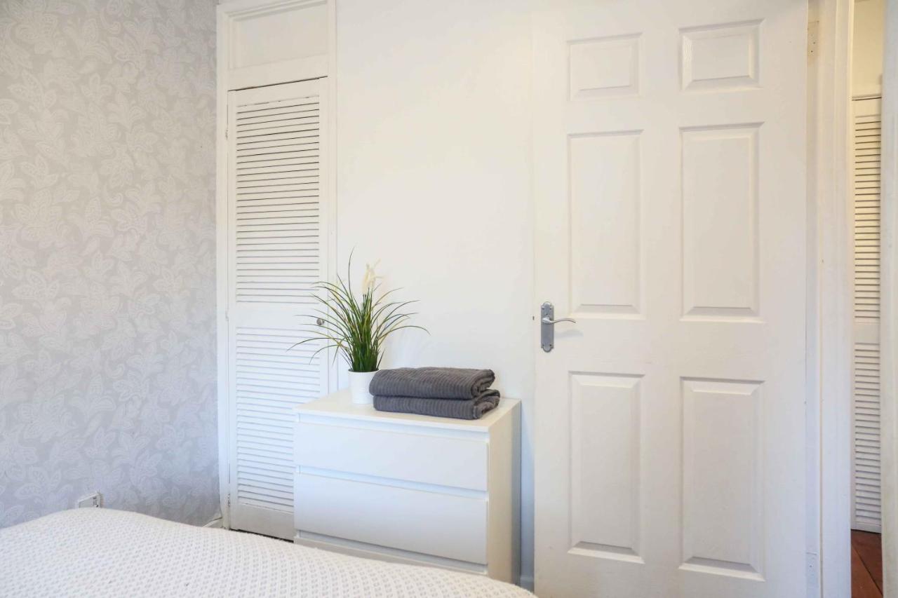 Perfect Central City Location - Parking - 3 Beds - 2 Bedrooms Белфаст Екстер'єр фото