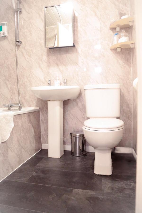 Perfect Central City Location - Parking - 3 Beds - 2 Bedrooms Белфаст Екстер'єр фото